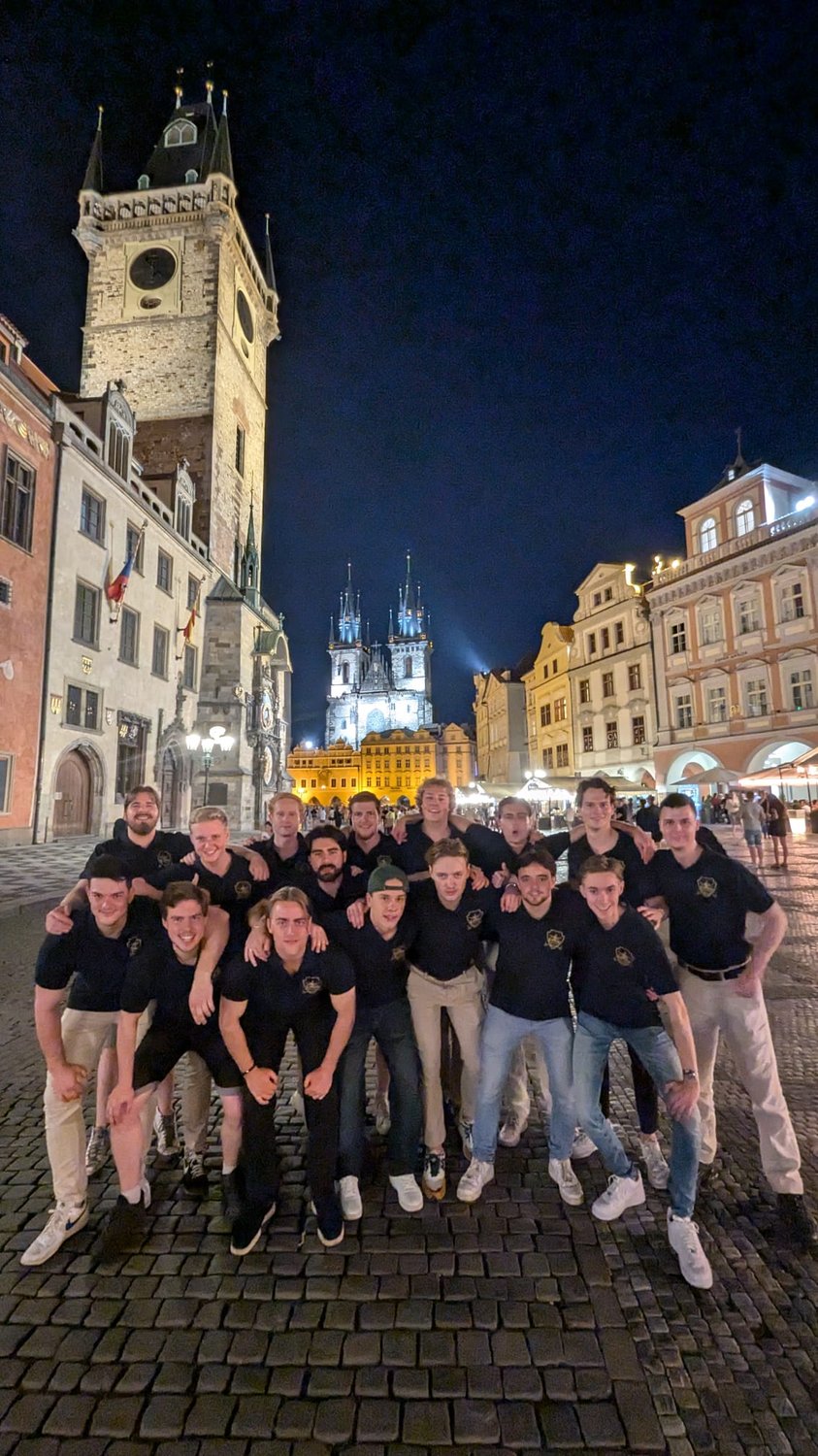 Leden van Taurus et Ursus op het Oude Stadsplein in Praag