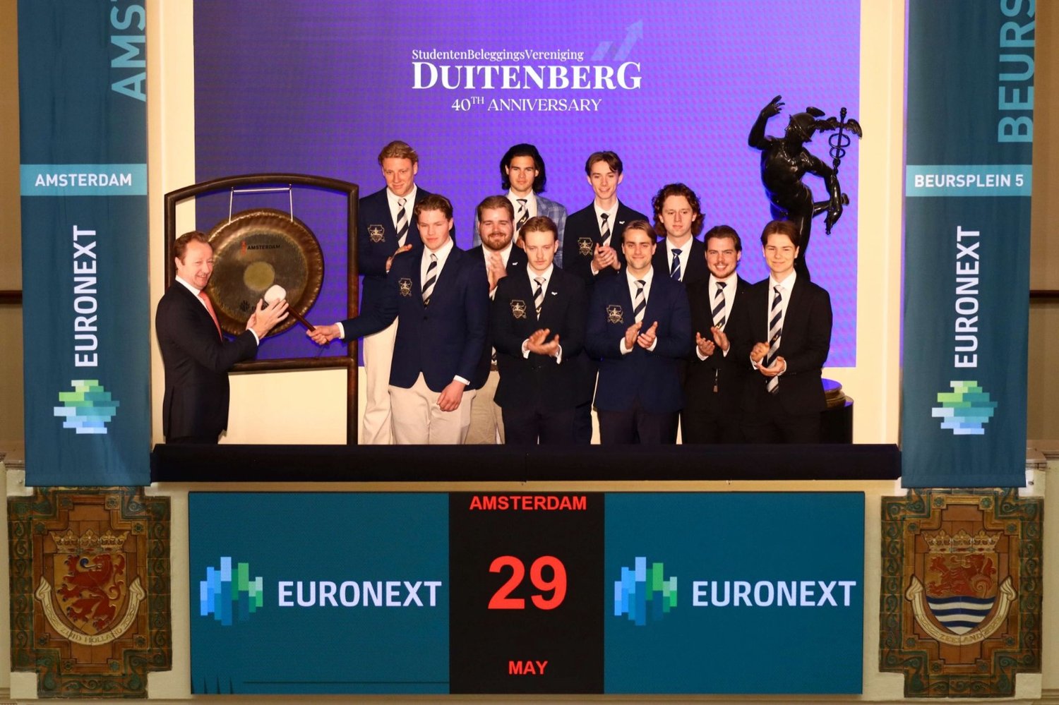 Leden van Taurus et Ursus slaan de gong bij Euronext Amsterdam voor het jubileum van Duitenberg