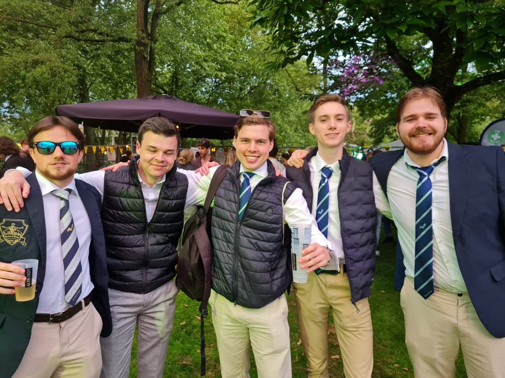 Leden op een zomerse borrel